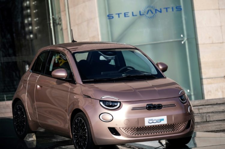 Stellantis wants to put a more powerful battery into the Fiat 500e to give it a greater range. ©AFP