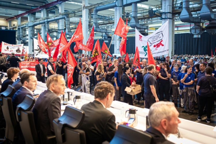 Employees of German car maker Volkswagen (VW) protest at the start of a company's general meeting in Wolfsburg, northern Germany, on September 4, 2024. ©AFP