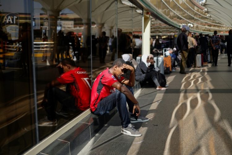 Long queues of passengers were waiting outside the airport. ©AFP