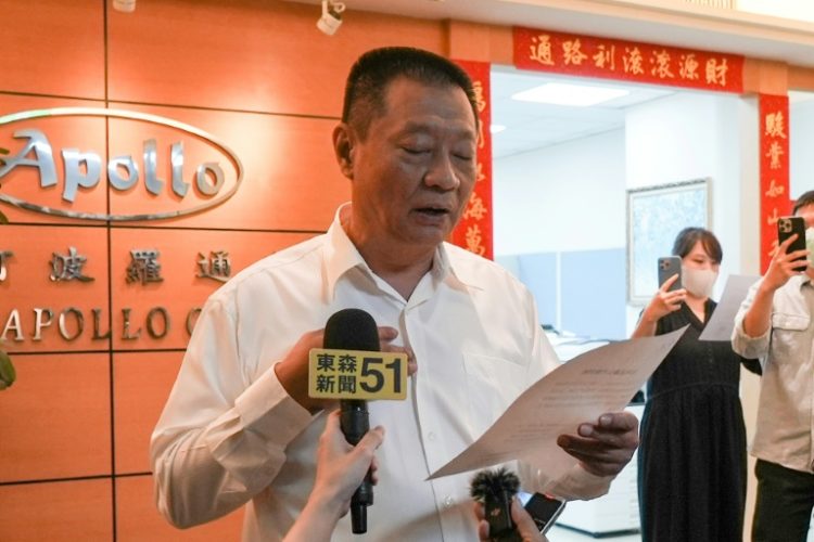 Gold Apollo chief Hsu Ching-kuang  speaks to the media outside the company's office in New Taipei City. ©AFP