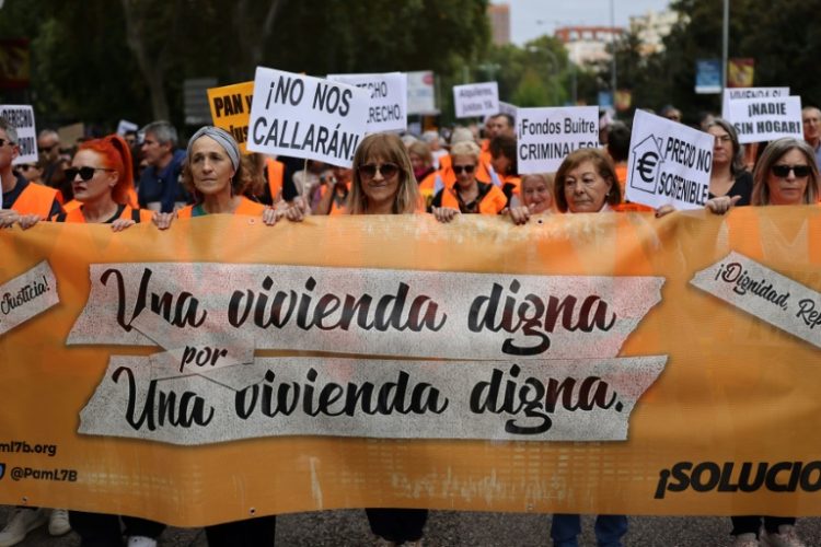 Around 22,000 protesters thronged central Madrid on Sunday to vent their anger at the housing crisis. ©AFP