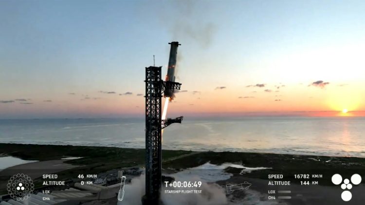 This still image taken from a SpaceX broadcast shows the Starship's Super Heavy Booster being 'caught' mid-air as it returns to the launch pad near Boca Chica, Texas. ©AFP