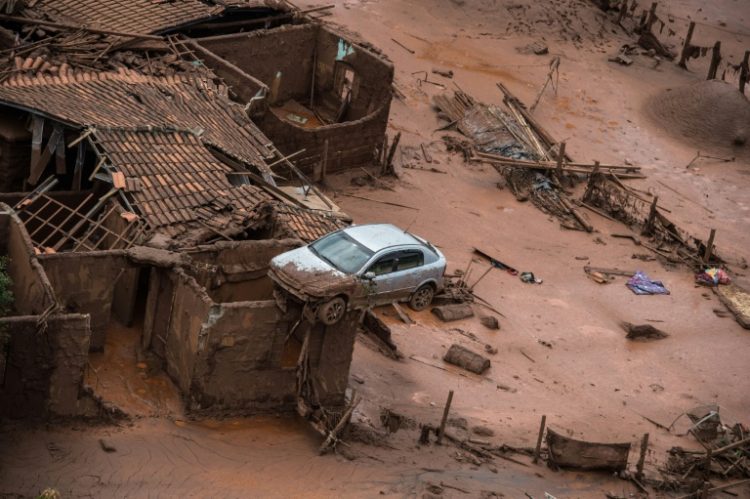 The ruptured dam unleashed a deluge of thick, red toxic mud. ©AFP