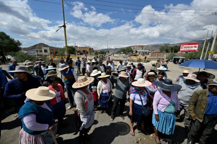 Supporters of former Bolivian President Evo Morales block a road linking Cochabamba with La Paz, near the village of Sipe Sipe, on October 28, 2024. ©AFP