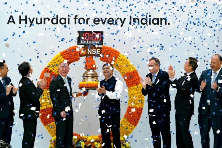 Hyundai chair Euisun Chung (3L) and other executives celebrate the stock market listing of the company's India unit on Tuesday. ©AFP