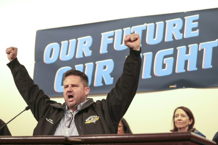 Jon Holden, president of the International Association of Machinists and Aerospace Workers (IAM) District 751, leads a cheer during a strike rally October 15, 2024 in Seattle, Washington. ©AFP