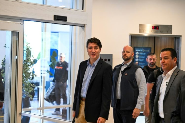 Canadian Prime Minister Justin Trudeau (L) leaves the hotel for the airport, in West Palm Beach, Florida, on November 30, 2024, after meeting with US President-elect Donald Trump. ©AFP