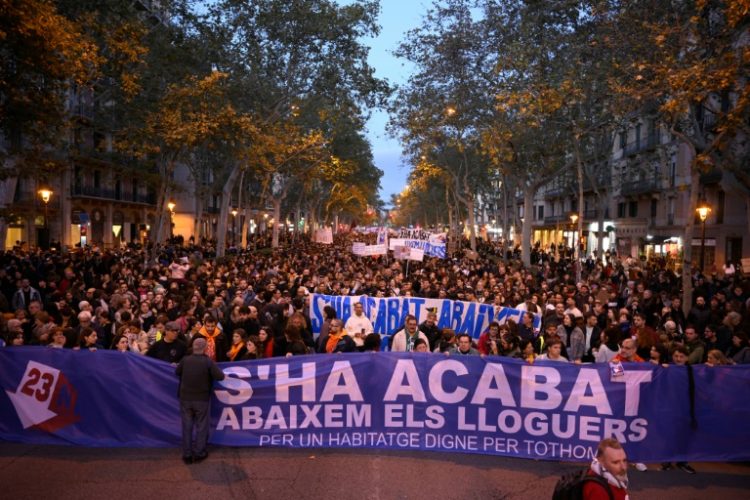 Protesters in Barcelona demand lower rents to counter a housing crisis in Spain's main cities. ©AFP