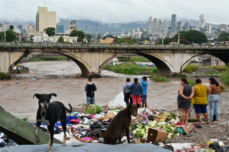 People look at the flooding of the Choluteca river in Tegucigalpa, Honduras, on November 17, 2024. ©AFP