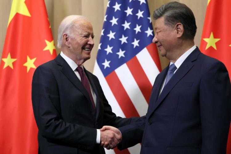 US President Joe Biden shakes hands with Chinese President Xi Jinping on the sidelines of the Asia-Pacific Economic Cooperation summit in Lima, Peru. ©AFP