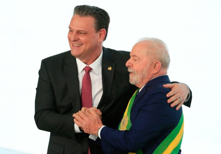 Brazilian Agriculture Minister Carlos Favaro (L), seen here with President Luiz Inacio Lula da Silva, backed his country's meat industry in the row. ©AFP