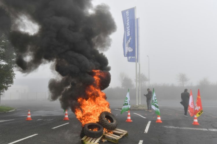 Tyres were set on fire as workers rallied outside the Michelin plant in Cholet. ©AFP