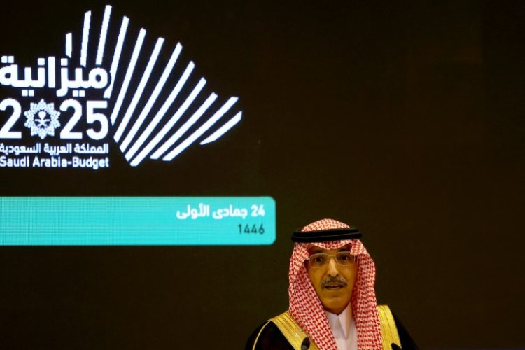 Saudi Finance Minister Mohammed al-Jadaan unveils the kingdom's budget for 2025 at a news conference in Riyadh.. ©AFP