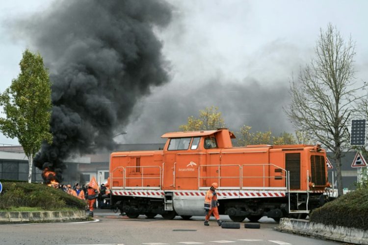 Around a hundred employees gathered in front of the site near Reims to protest against the plans. ©AFP