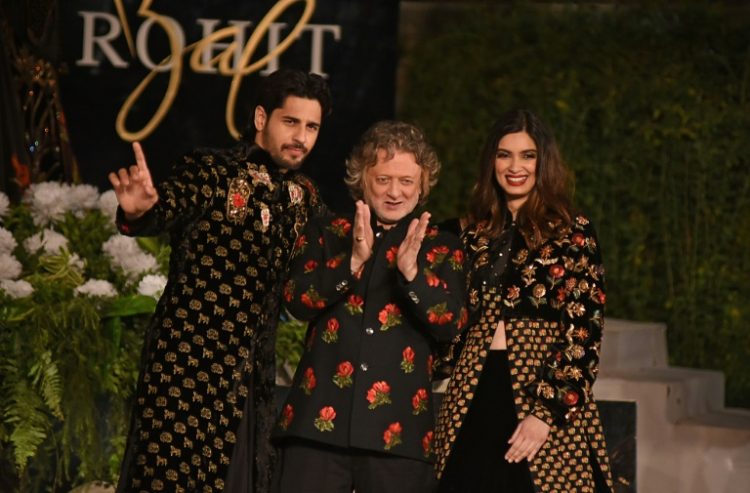 Indian designer Rohit Bal (center) gestures at his fashion show in Mumbai in 2019. ©AFP