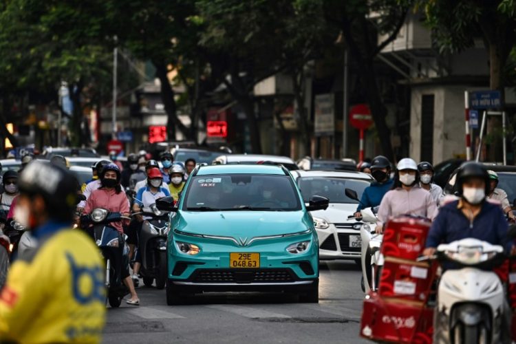 A Vinfast electric car travels down a street in Hanoi. ©AFP