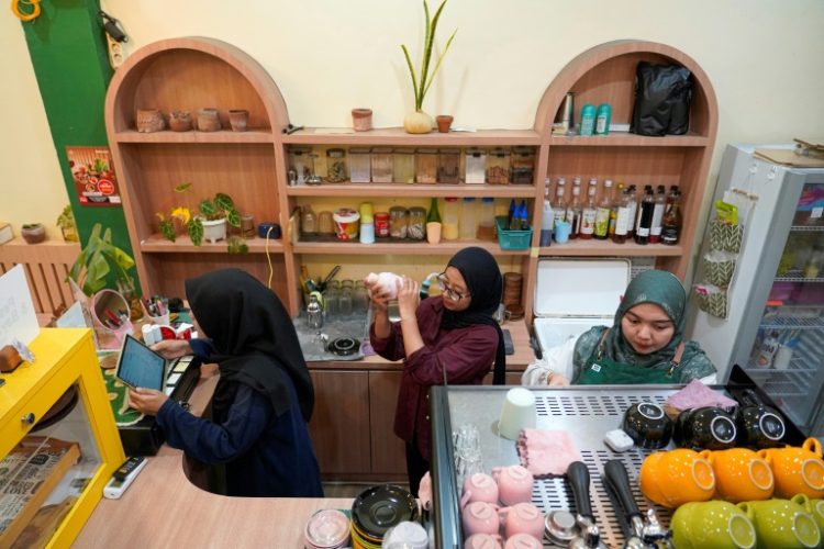 Morning Mama owner Qurrata Ayuni (R) says her Banda Aceh cafe is the only one run by a woman in the capital of Indonesia's most conservative province. ©AFP