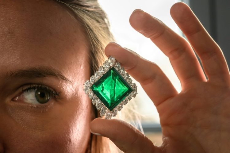 A Christie's employee poses with The Aga Khan Emerald. ©AFP