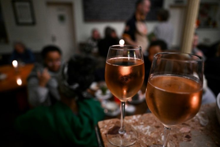 Alcohol-free wine served at a bar in Frankfurt . ©AFP