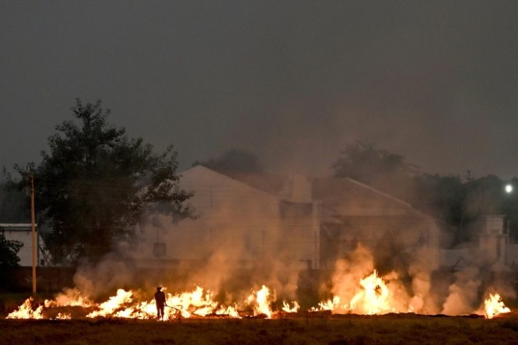 Burning straw stubble, a common but illegal practice in India, sends acrid smoke drifting over the country's densely populated north. ©AFP