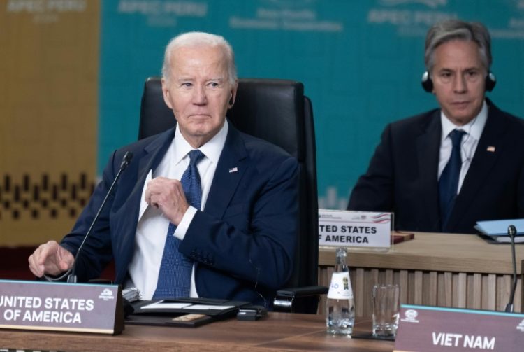 US President Joe Biden (L) and Secretary of State Antony Blinken at the Asia-Pacific Economic Cooperation (APEC) summit in Lima . ©AFP