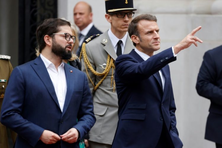 France's President Emmanuel Macron (R) and Chile's President Gabriel Boric met in Santiago . ©AFP