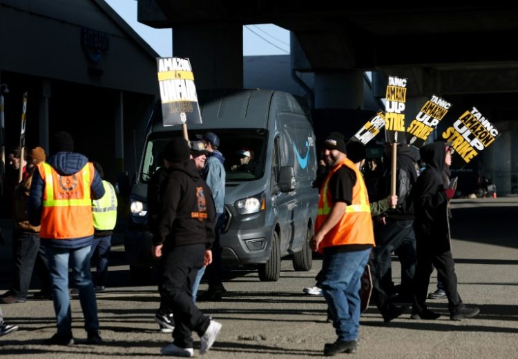 Amazon Teamsters union workers temporarily block an Amazon delivery truck in San Francsico as they picket outside an Amazon distribution center. ©AFP