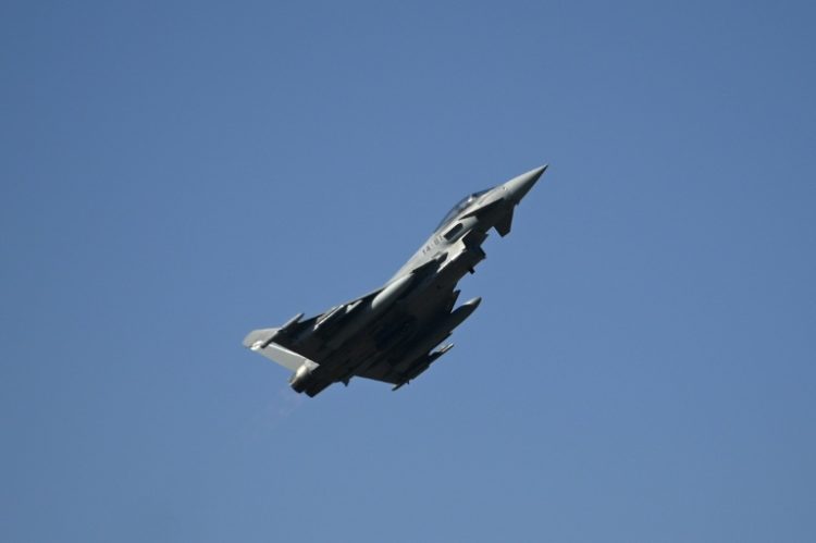 A Spanish Eurofighter EF-2000 Typhoon II aircraft takes off at Graf Ignatievo airbase near Plovdiv, Bulgaria, on February 21, 2022. ©AFP