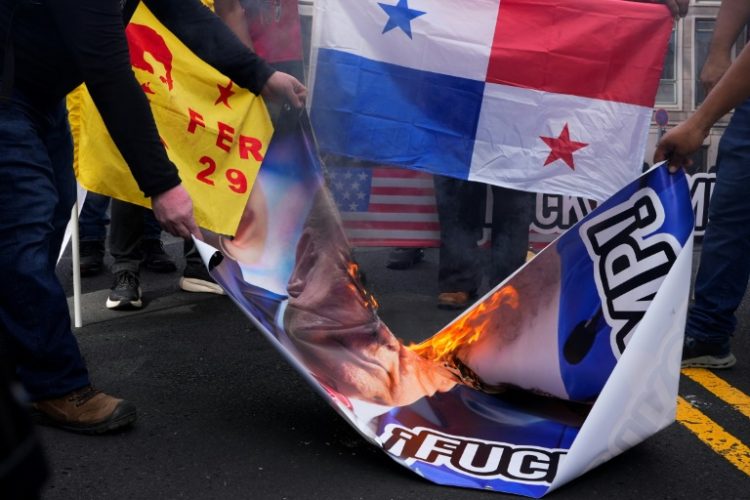 Demonstrators burn Donald Trump's image following his threat to demand control of the Panama Canal be returned to Washington, on December 24, 2024, in Panama City, Panama. ©AFP