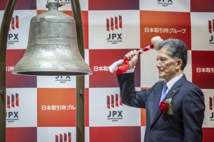 Kioxia president and CEO Nobuo Hayasaka rang the bell at a ceremony to mark the company’s stock market debut. ©AFP