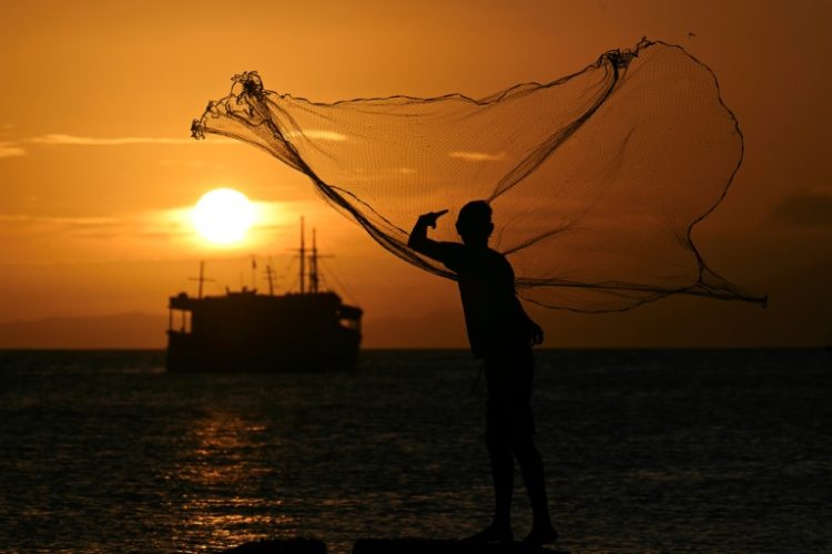 A man fishes at Juan Griego bay in Margarita Island, a Caribbean paradise in decline after a years-long economic and political crisis. ©AFP