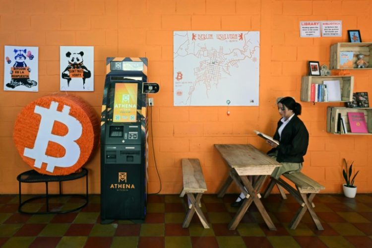 A student reads a book at the bitcoin community center in the mountain town of Berlin in El Salvador. ©AFP