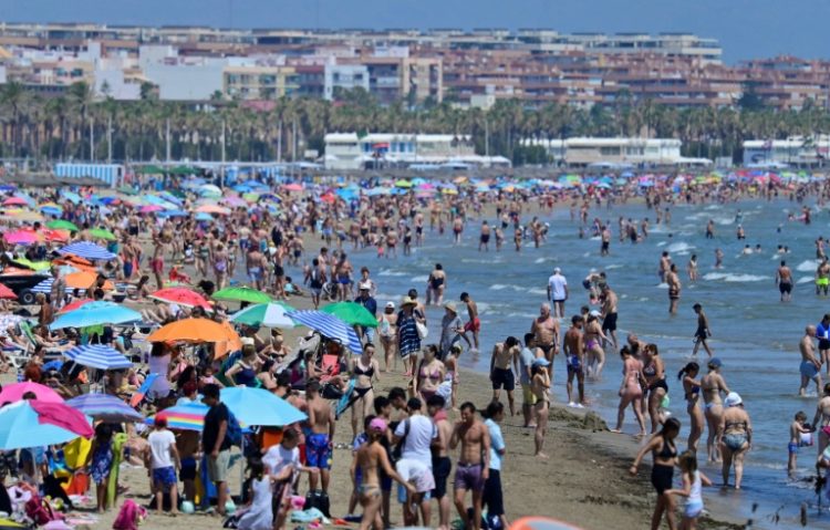 People crowd the beach in Valencia on July 5, 2024. ©AFP