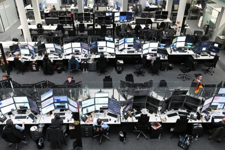 Traders work at the Stuttgart Stock Exchange. ©AFP