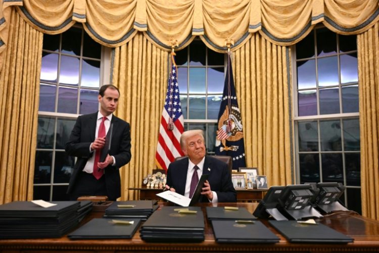 US President Donald Trump, shown here signing executive orders in the Oval Office on January 20, 2025, has voted massive tariffs on Canadian and Mexican goods . ©AFP