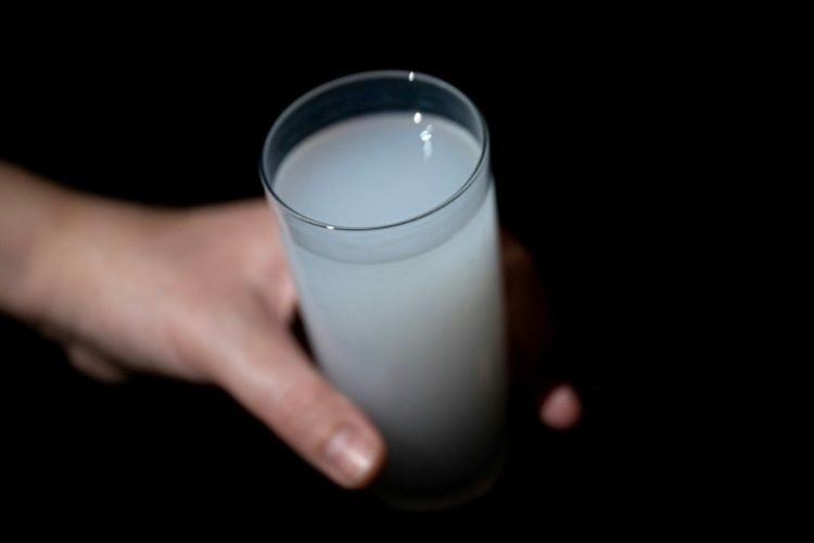 The traditional Turkish drink raki costs far more than moonshine. ©AFP