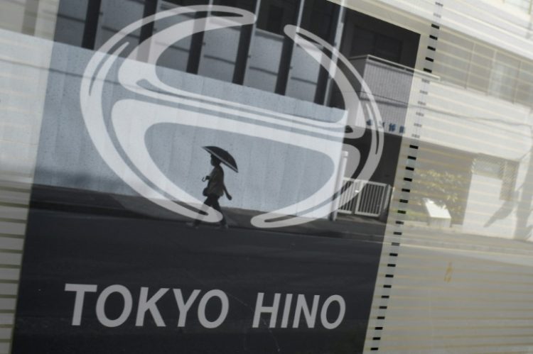 This photo taken in Tokyo in August 2022 shows the logo Japanese truck-maker Hino Motors, a arm of Toyota, reflected in glass . ©AFP