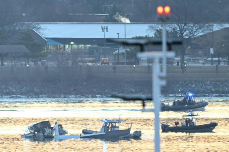 Police continue to search the Potomac River but have given up hope of finding anyone alive from the collision between a passenger jet and a military helicopter. ©AFP