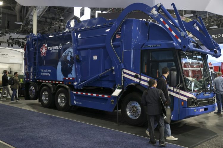 Oshkosh's all-electric garbage and recycling vehicle is outfitted with AI that can identify load hazards and tell if recycling bins have been contaminated with other refuse. ©AFP