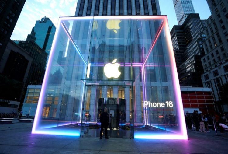 Apple reported after the close Thursday that its profit and revenue grew strongly. ©AFP