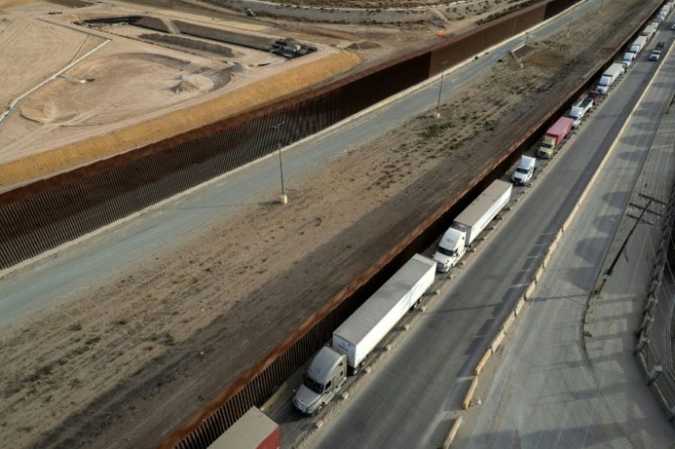 Trucks queue to enter the United States from Mexico. ©AFP