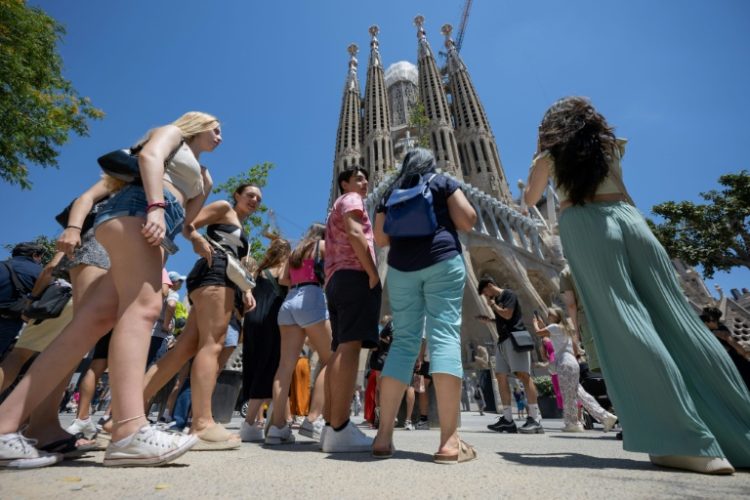 Tourists stand in front of the Sagrada Familia basilica in Barcelona on July 5, 2024. ©AFP