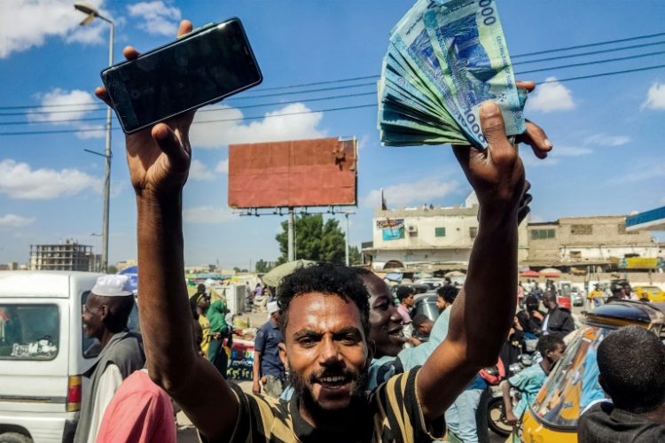 Sudanese call on the army-backed government to extend the deadline to exchange banknotes. ©AFP