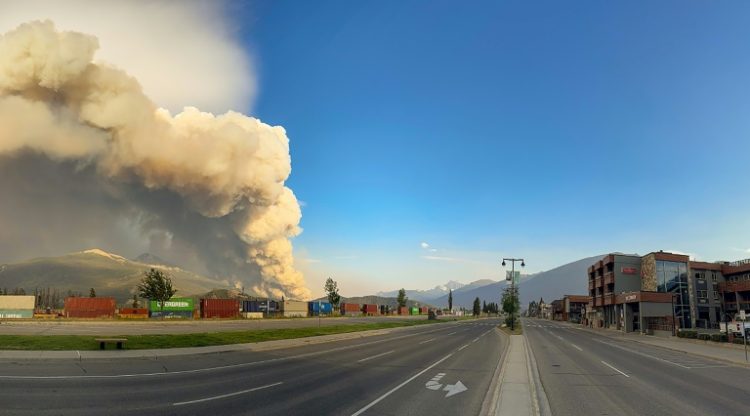 An image obtained from Jasper National Park shows smoke from a wildfire in July 2024. ©AFP