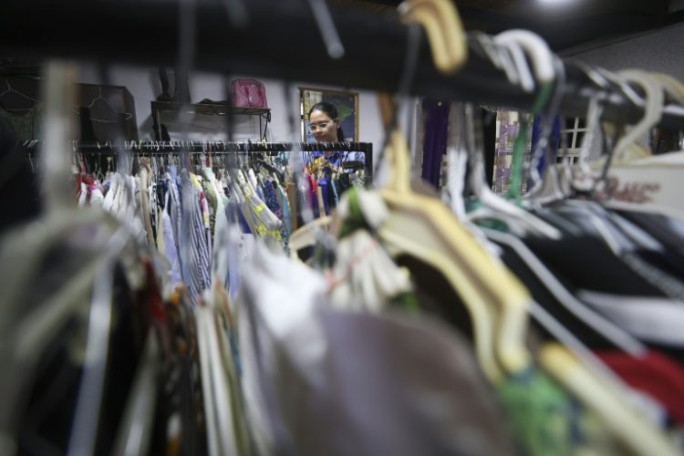 In Venezuela, a teacher cannot afford to buy new clothes. ©AFP