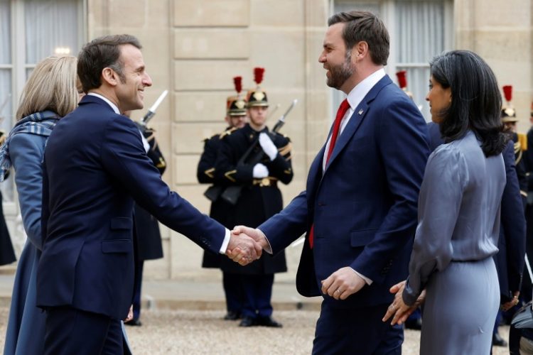 A convivial lunch between Vance (2nd R) and Macron belied geopolitical tensions. ©AFP