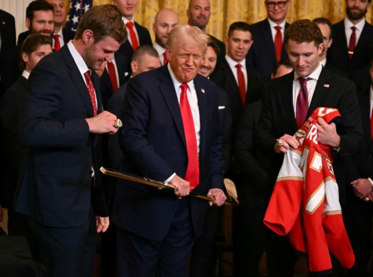 US President Donald Trump, seen here being presented with a hockey stick by players of the NHL 2024 Stanley Cup Champions Florida Panthers, agreed to pause tariffs on Canada and Mexico. ©AFP