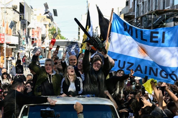 Javier Milei waves a chainsaw during a campaign rally in San Martin, Buenos Aires province, Argentina in September 2023. ©AFP