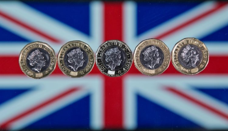 The British pound slumped against the dollar after the Bank of England cut interest rates. ©AFP