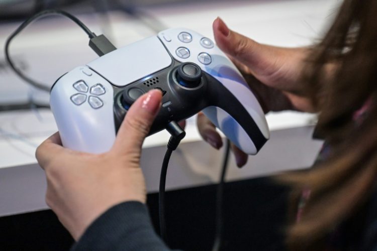 A member of the media tries out Sony's PlayStation 5 console during the Tokyo Game Show in Chiba City on September 26, 2024. ©AFP